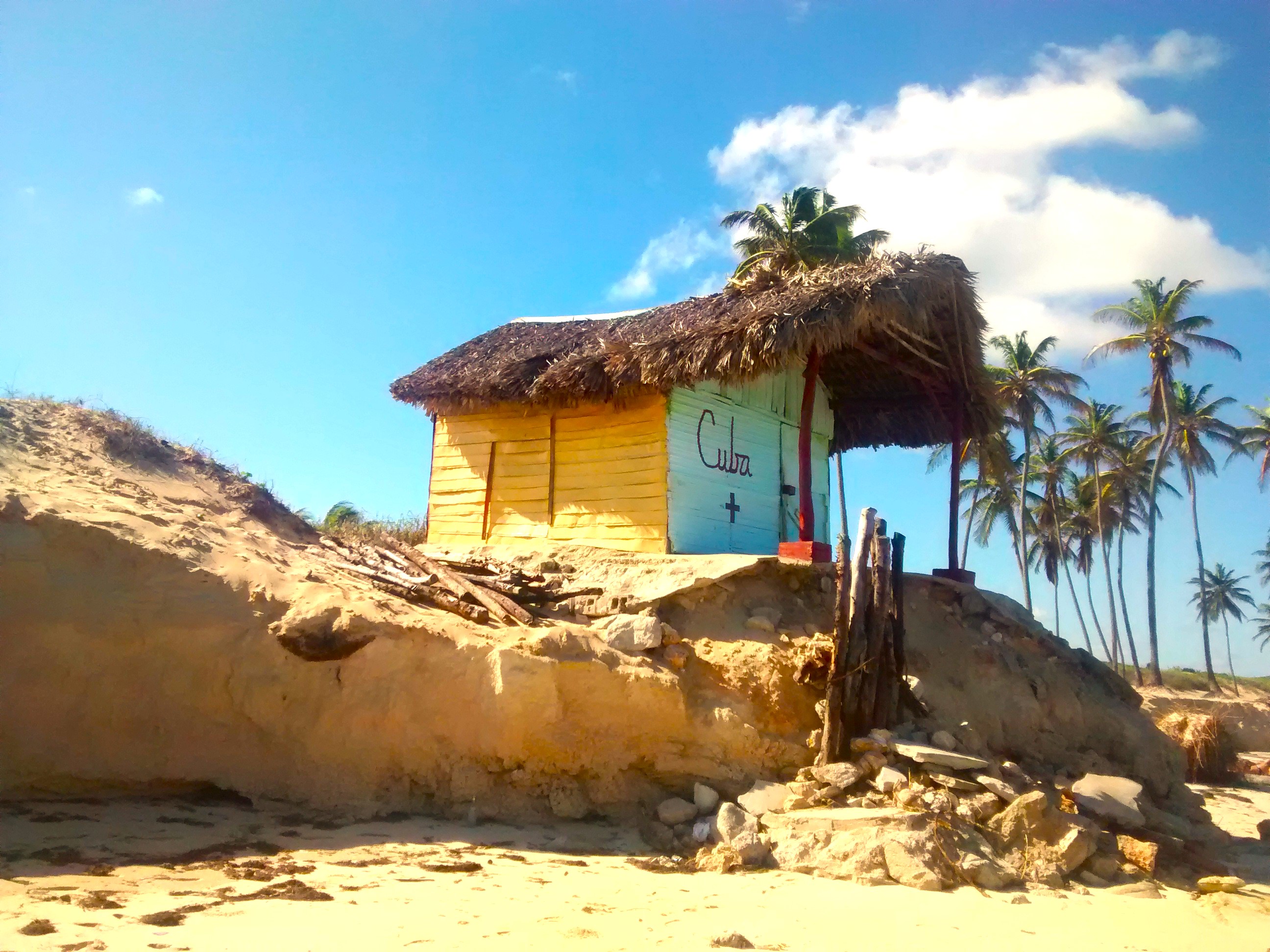 Casita típica en Playas del Este, La Habana: arquitectura sencilla frente al mar Caribe